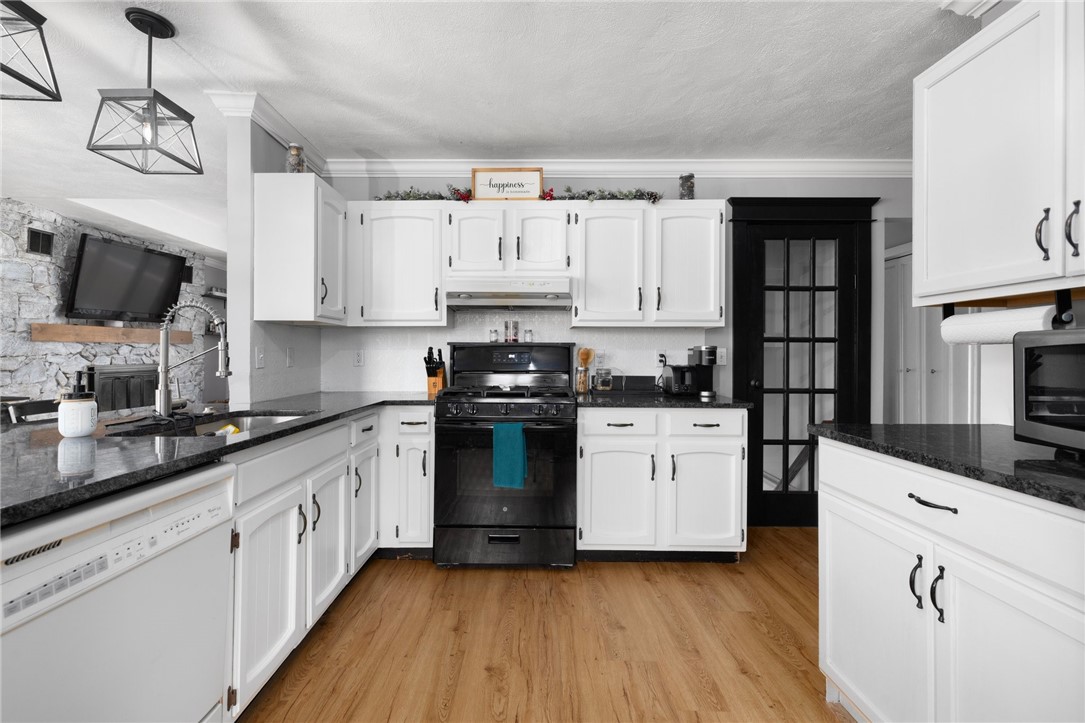 11 Hardwick Street Cumberland, RI 02864 - Photo 9 of 35