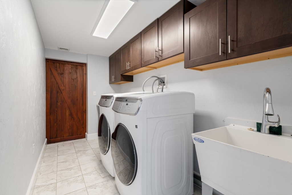 9 Riverside Road Billerica, MA 01821 - Photo 12 of 42 a utility room with dryer and washer