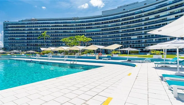 $2,400 | 900 Bay Drive, Unit 211, Miami Beach, FL 33141