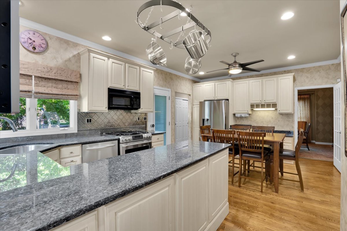 919 Roslyn Road Glen Ellyn, IL 60137 - Photo 14 of 39 Gallery Image 14