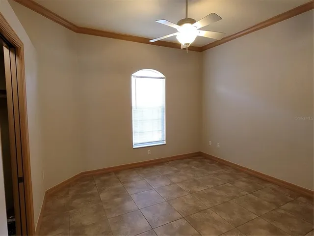 an empty room with closet and mirror
