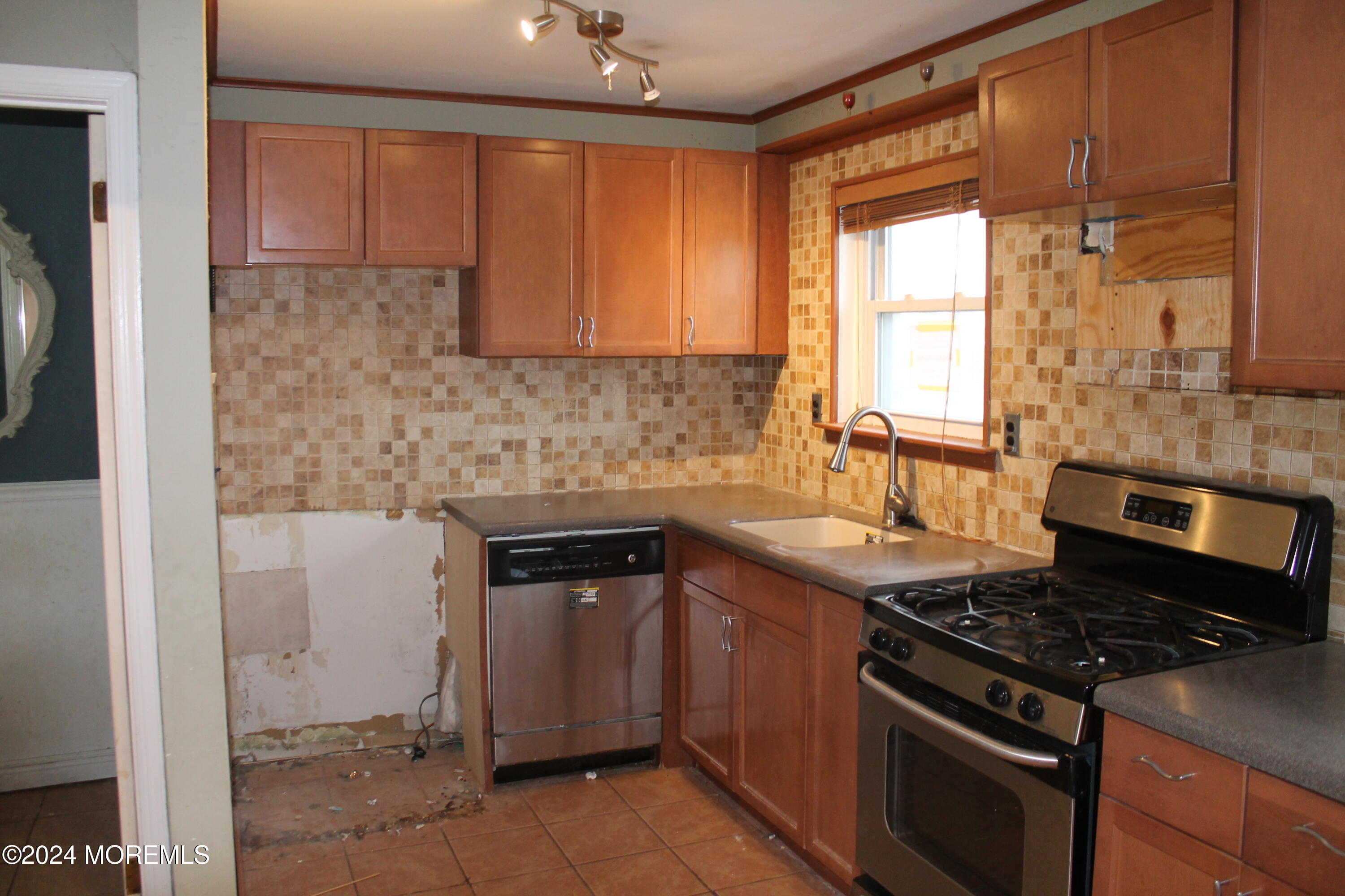 120 Primrose Lane Brick, NJ 08724 - Photo 4 of 21 a kitchen with a stove a sink and a refrigerator