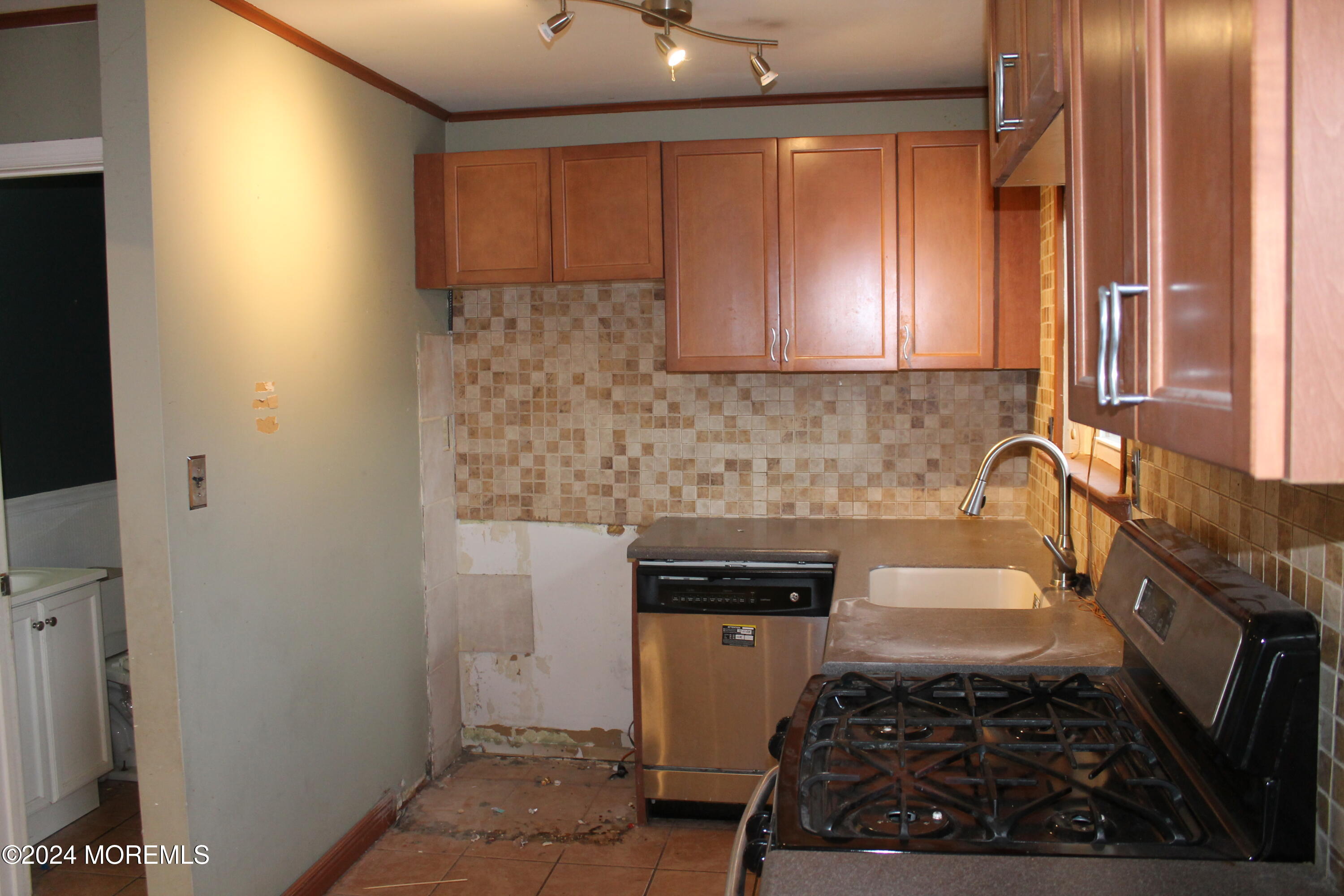 120 Primrose Lane Brick, NJ 08724 - Photo 5 of 21 a kitchen with a stove and a refrigerator