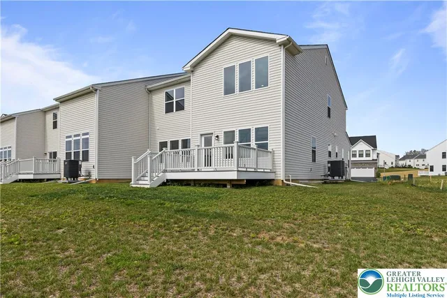 a view of a house with backyard