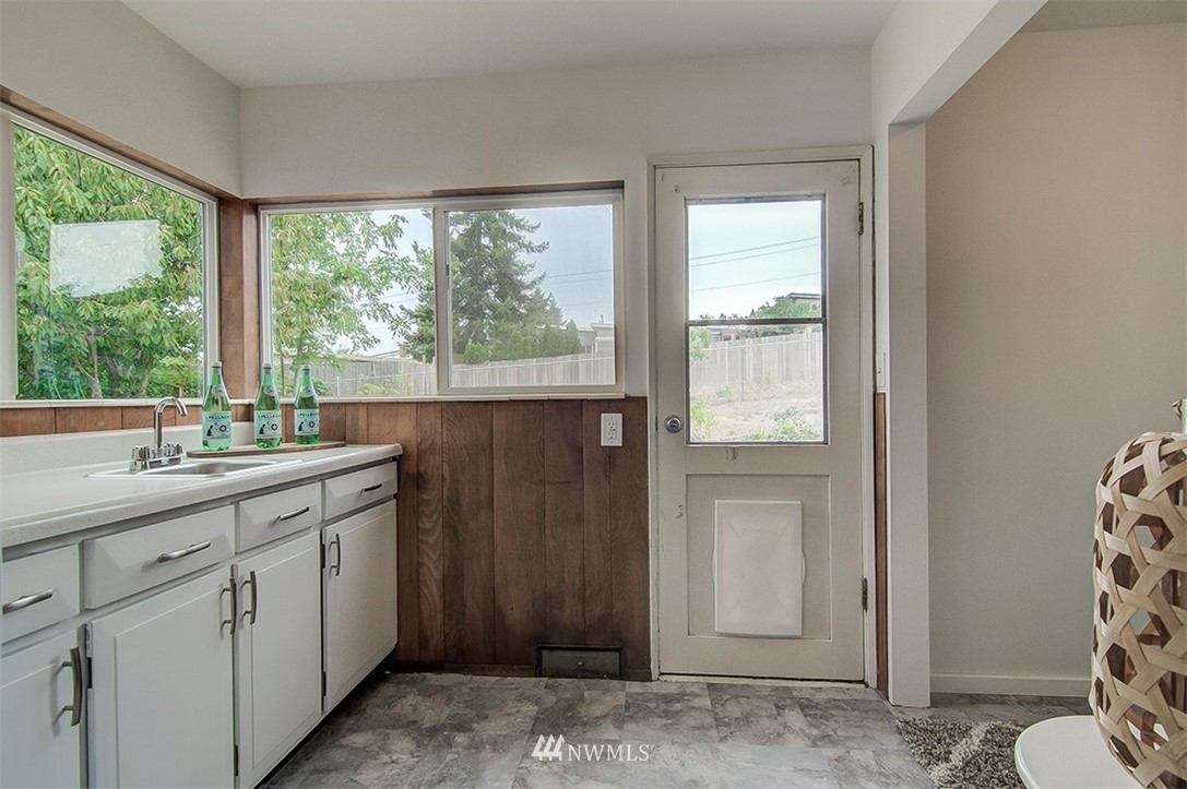 2300 Northeast 6th Place Renton, WA 98056 - Photo 10 of 24 Gallery Image 10