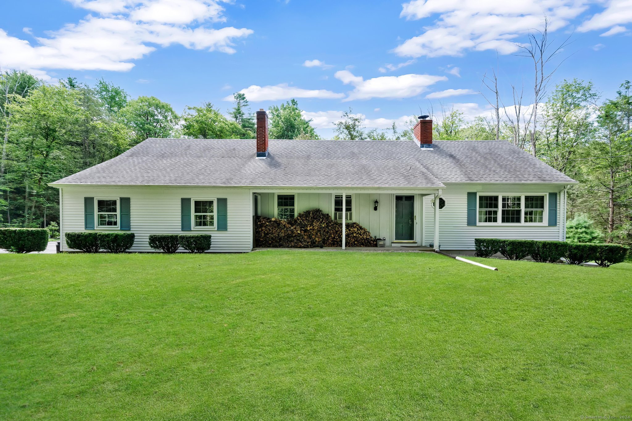 a view of a yard in front of a house