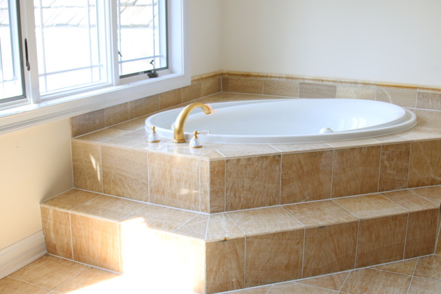 195 Bateman Road Barrington Hills, IL 60010 - Photo 15 of 23 a bathroom with a bathtub