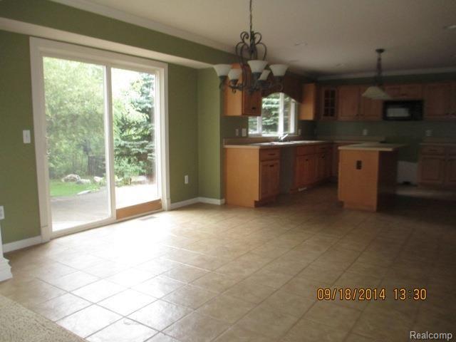2440 Jackson Drive Rochester, MI 48309 - Photo 4 of 20 IMG_2899.jpg