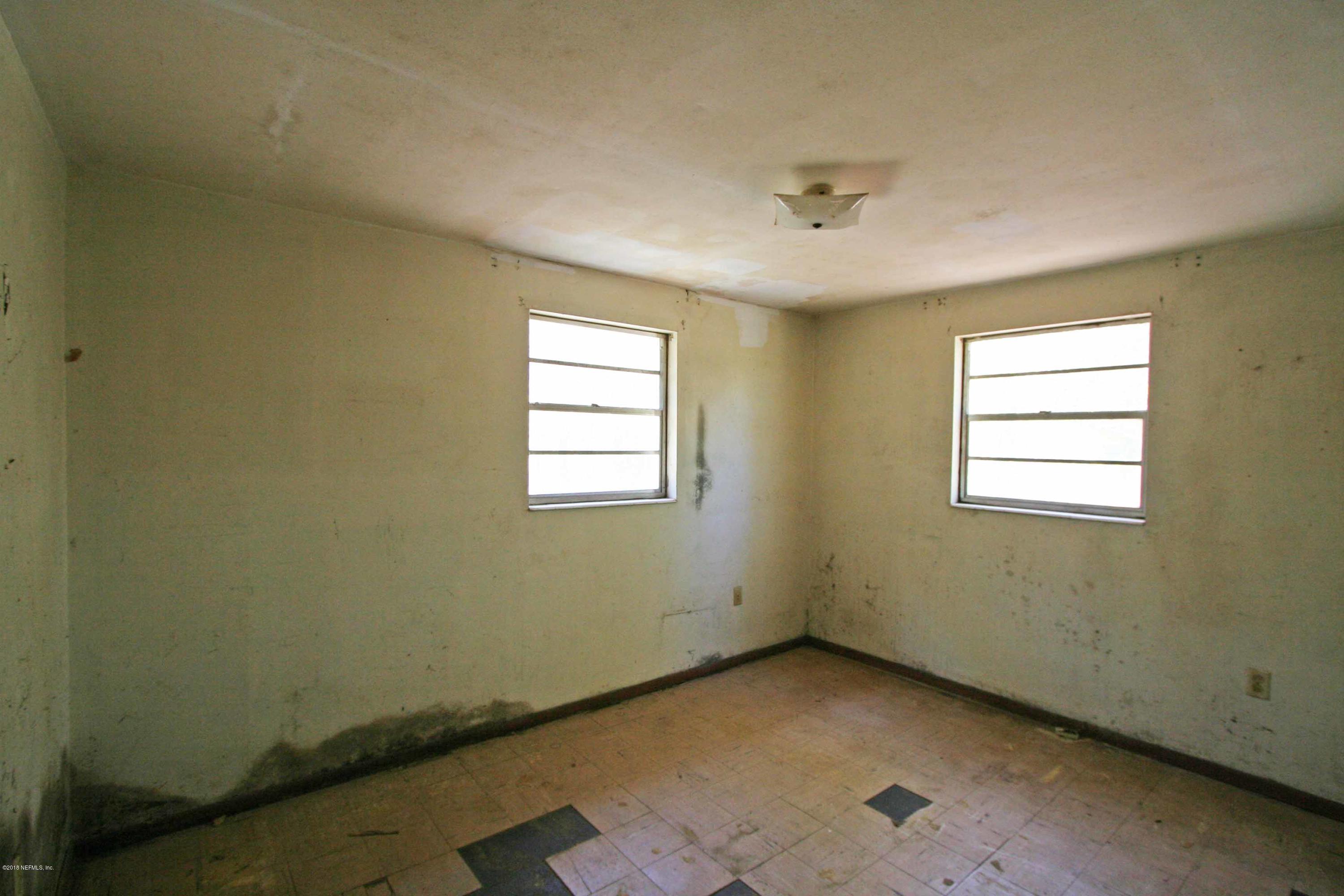 5569 Long Branch Road Jacksonville, FL 32234 - Photo 6 of 9 an empty room with a window