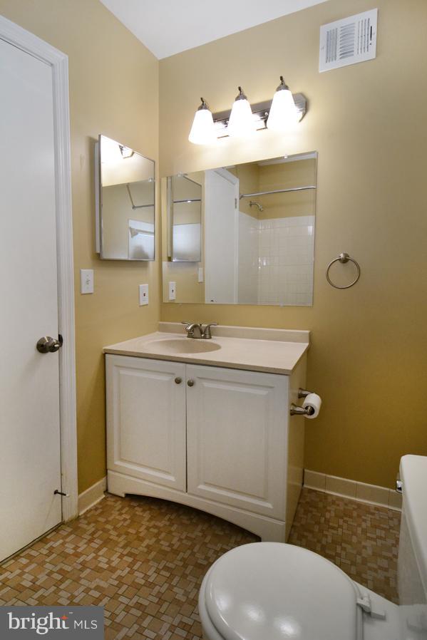 7610 Hayfield Road Alexandria, VA 22315 - Photo 17 of 28 Bath (Master)