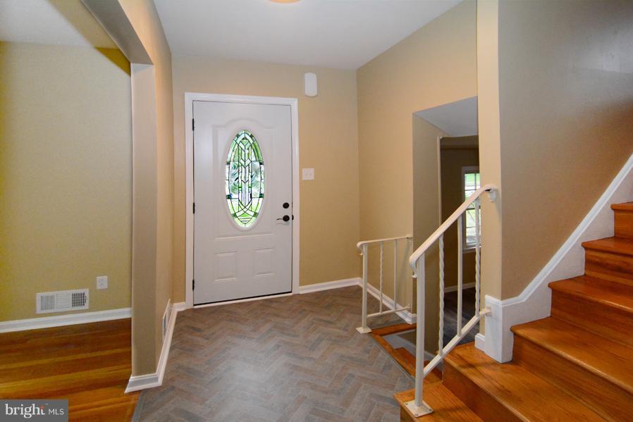 7610 Hayfield Road Alexandria, VA 22315 - Photo 3 of 28 Foyer Area