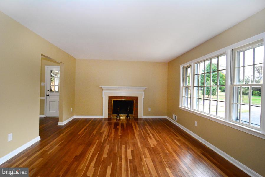 7610 Hayfield Road Alexandria, VA 22315 - Photo 5 of 28 Living Room