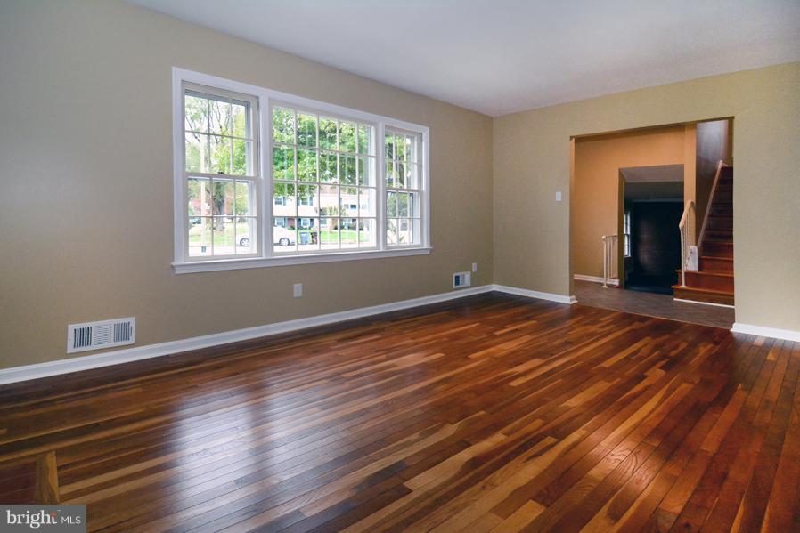 7610 Hayfield Road Alexandria, VA 22315 - Photo 6 of 28 Living Room