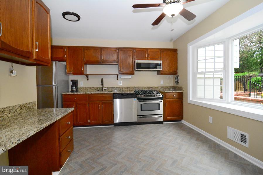 7610 Hayfield Road Alexandria, VA 22315 - Photo 8 of 28 Kitchen with bay window and eat in area