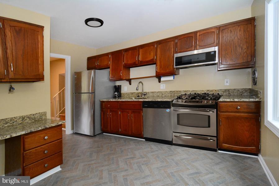 7610 Hayfield Road Alexandria, VA 22315 - Photo 9 of 28 Kitchen