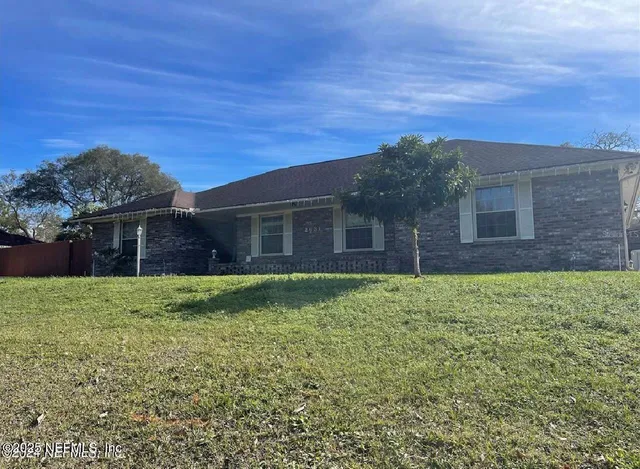 a view of a house with a yard