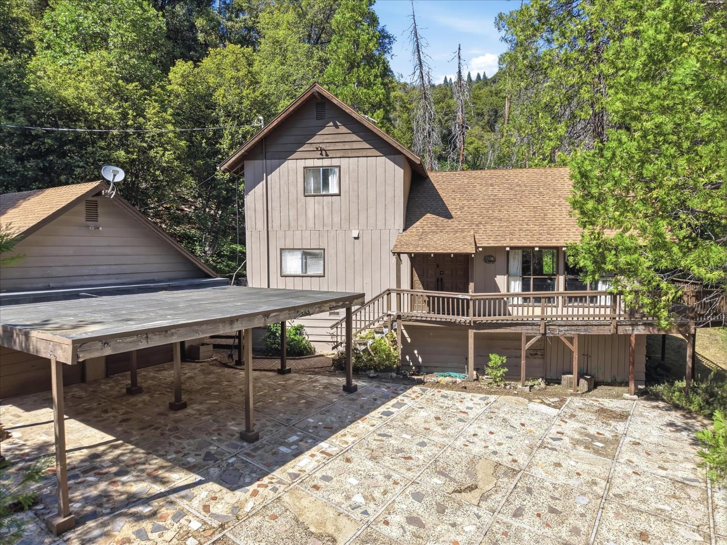 45167 Tolladay Road Oakhurst, CA 93644 - Photo 5 of 50 a front view of a house with garden