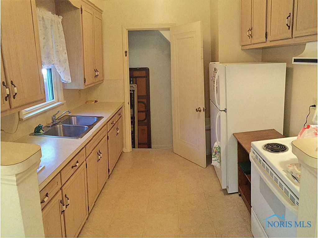 3564 Bellevue Road Toledo, OH 43613 - Photo 5 of 17 Kitchen.