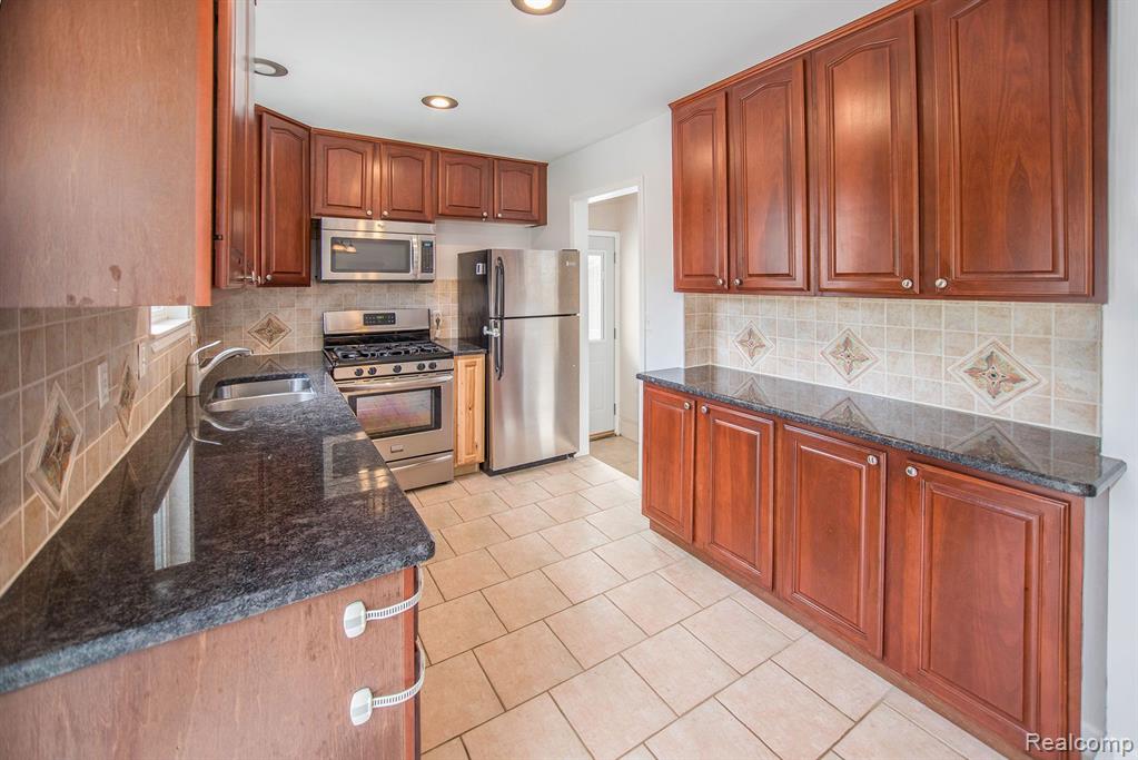 533 Meadow Lane Rochester, MI 48307 - Photo 8 of 35