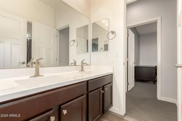 a en suite bathroom with a double vanity sink and mirror