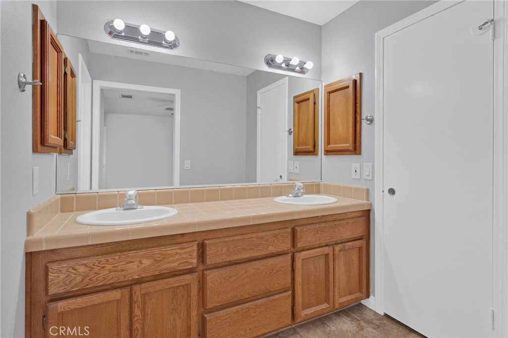 12275 Tesuque Road Apple Valley, CA 92308 - Photo 30 of 53 Master Bathroom