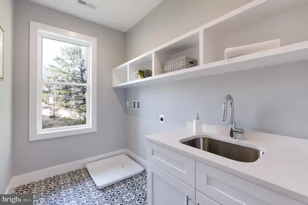 $2,050,000 | 125 Casmar Street Southeast, Vienna, VA 22180