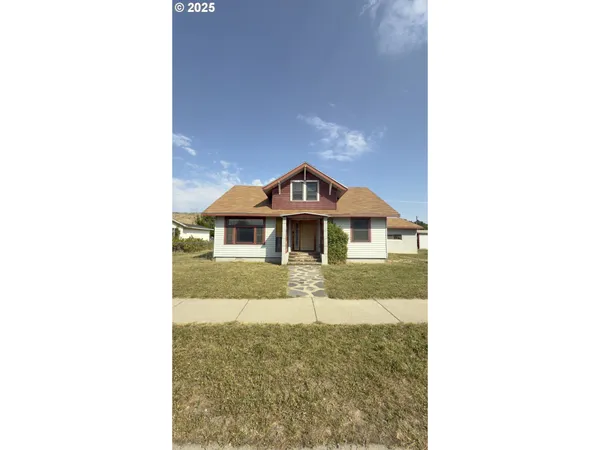 a view of a yard in front of a house