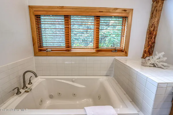 $985,000 | 23 West Bay Wood Lane, Hope, ID 83836