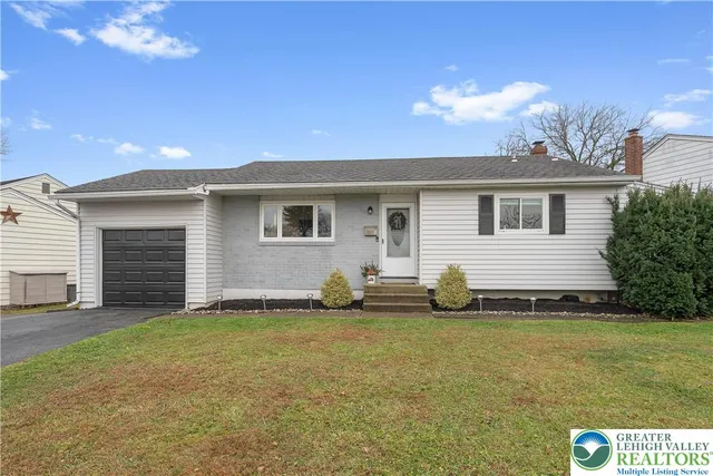 a view of a house with yard