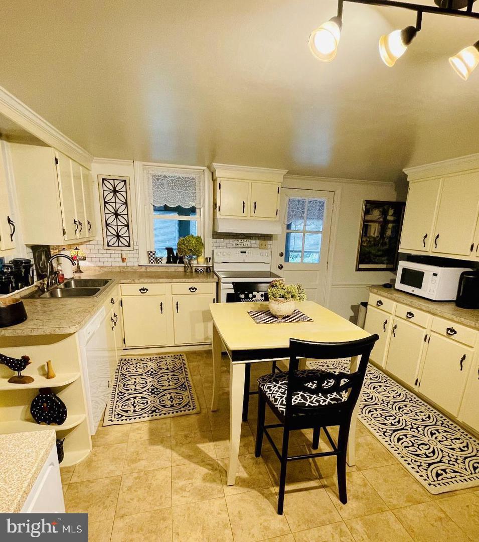 17648 Canby Road Leesburg, VA 20175 - Photo 3 of 12 a living room with stainless steel appliances kitchen island granite countertop a sink and a stove top oven