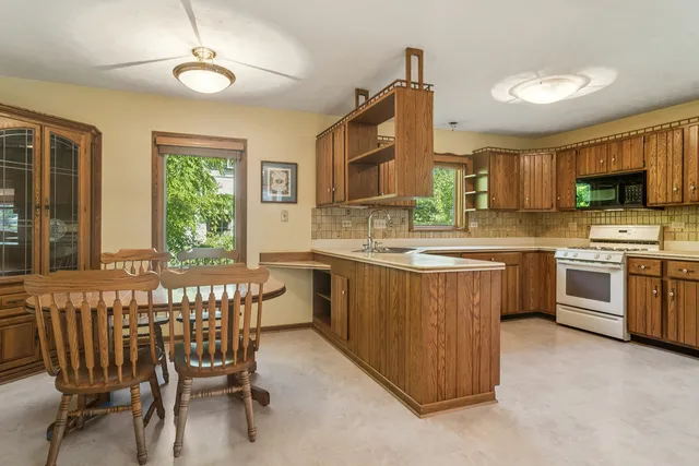 $825,000 | 24013 North Forest Drive, Lake Zurich, IL 60047