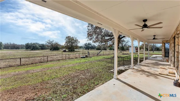 a view of a backyard