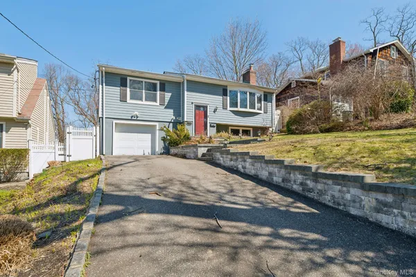 $725,000 | 159 Chestnut Circle, Northport, NY 11768