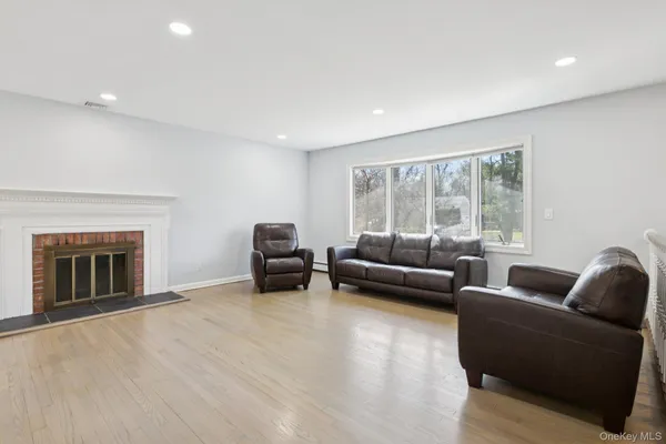 $725,000 | 159 Chestnut Circle, Northport, NY 11768