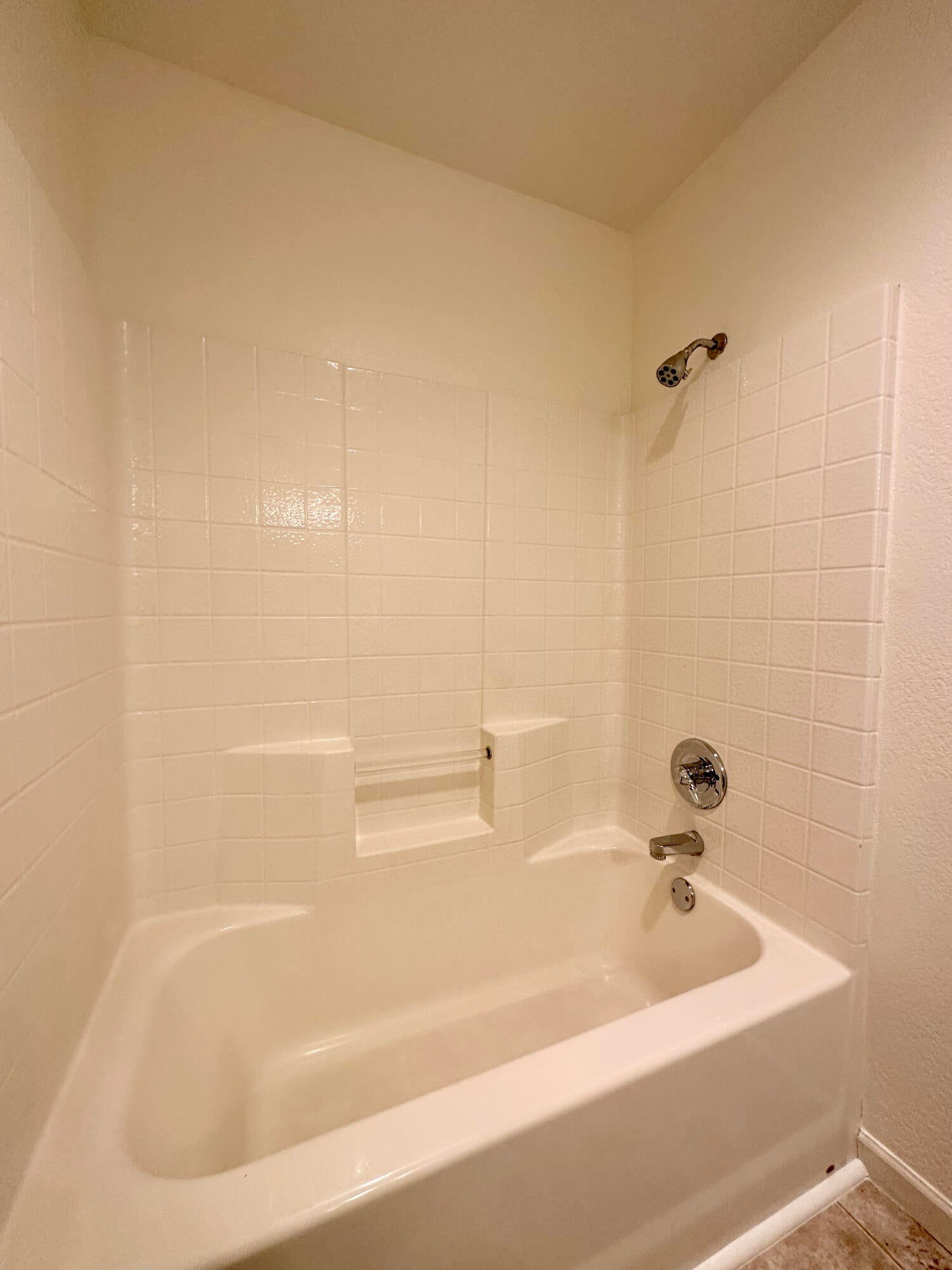 112 Walnut Place Phoenix, OR 97535 - Photo 46 of 78 Shower tub