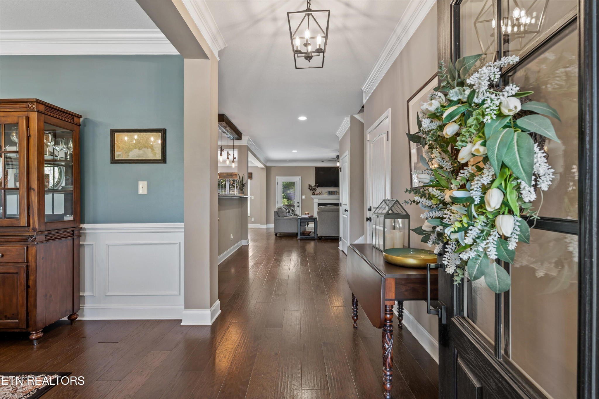 100 Juniperberry Road Oak Ridge, TN 37830 - Photo 5 of 50 a hallway with wooden floor and breakfast area