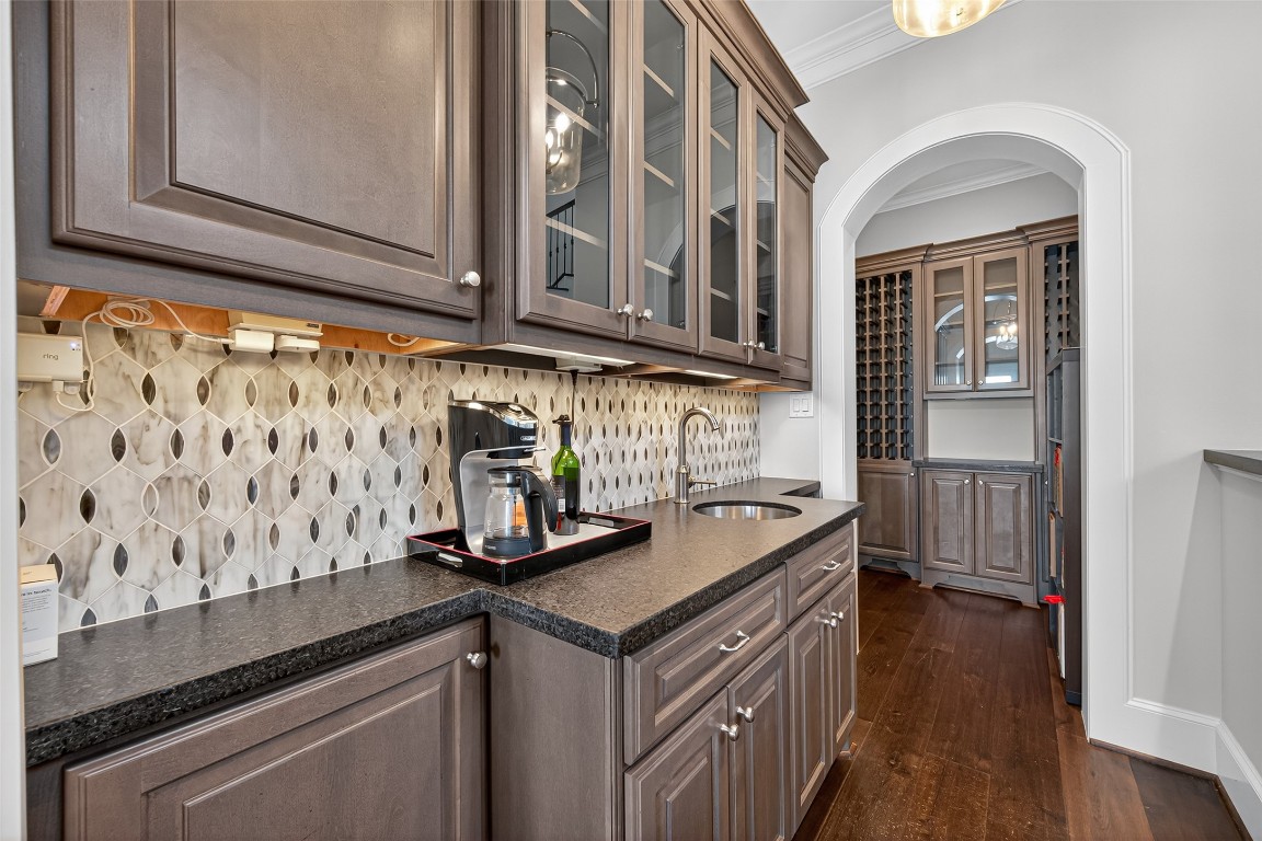6806 West Warwick Lake Lane Spring, TX 77389 - Photo 12 of 50 Dry/Wet bar area with basin