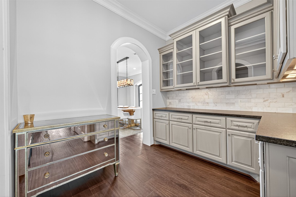 6806 West Warwick Lake Lane Spring, TX 77389 - Photo 22 of 50 Butlers pantry with easy access to dinning area