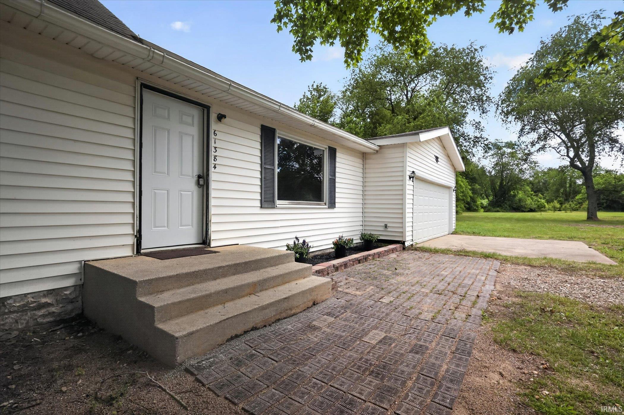 61384 Oak Road South Bend, IN 46614 - Photo 3 of 32 Gallery Image 3