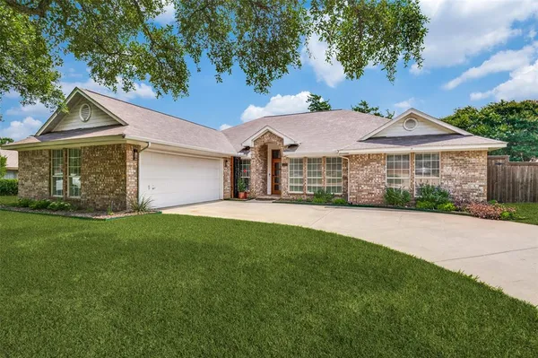 $425,000 | 1125 Madlynne Drive, Cedar Hill, TX 75104