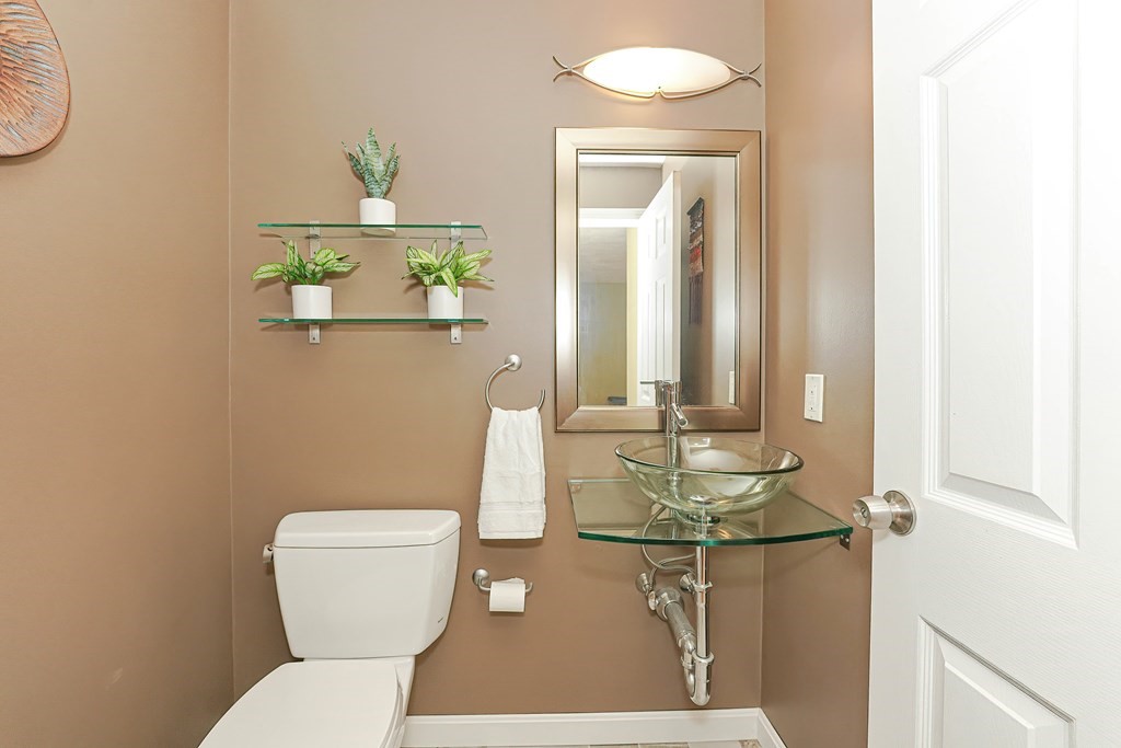 9 Apple Ridge Road, Unit 4 Maynard, MA 01754 - Photo 14 of 33 a bathroom with a toilet and a mirror