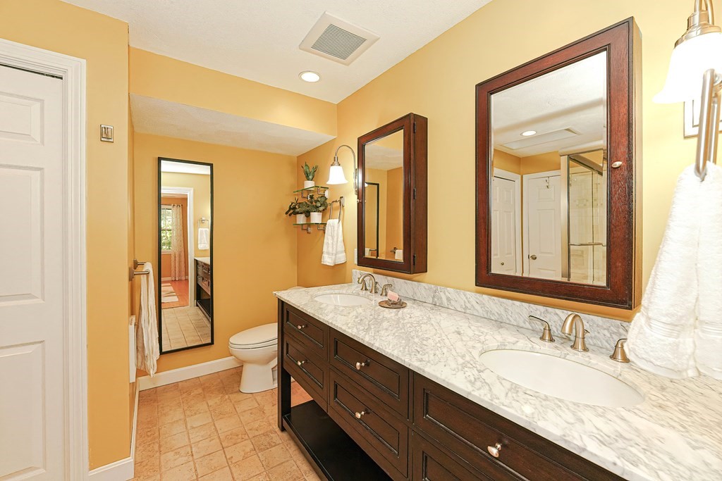 9 Apple Ridge Road, Unit 4 Maynard, MA 01754 - Photo 17 of 33 a bathroom with double vanity sinks and a mirror