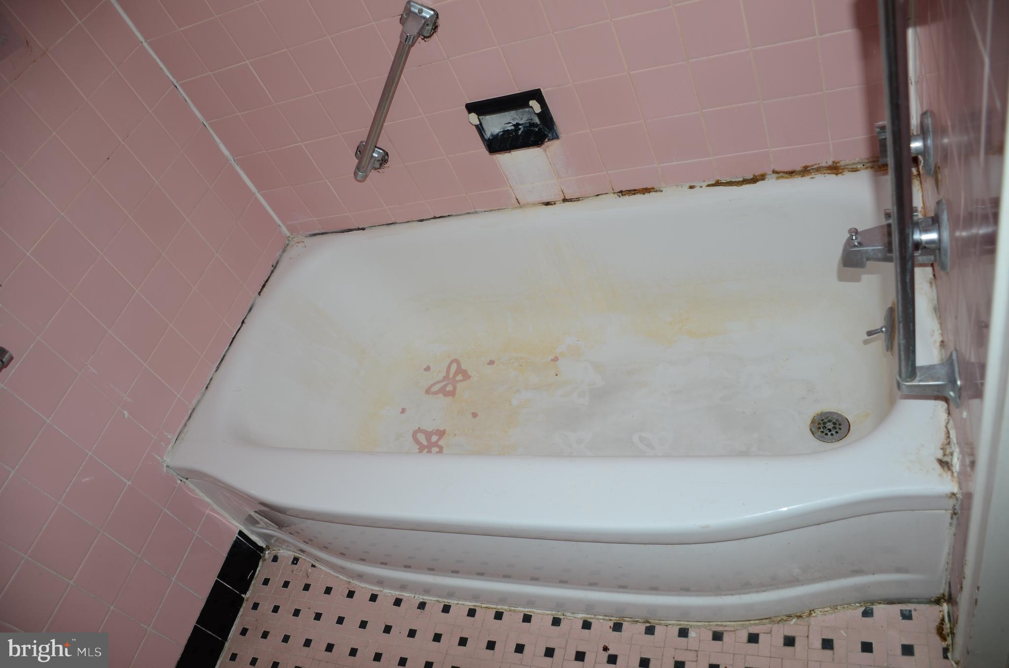 11 Homewood Road Wilmington, DE 19803 - Photo 10 of 47 a bathroom with a bathtub