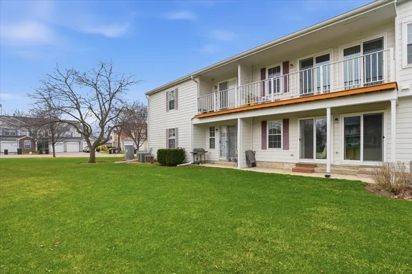 $279,900 | 7 Adams Court, Unit A, Streamwood, IL 60107