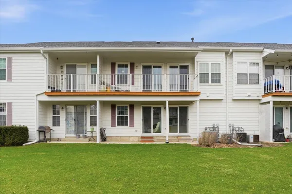 $279,900 | 7 Adams Court, Unit A, Streamwood, IL 60107
