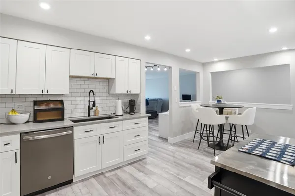 $279,900 | 7 Adams Court, Unit A, Streamwood, IL 60107