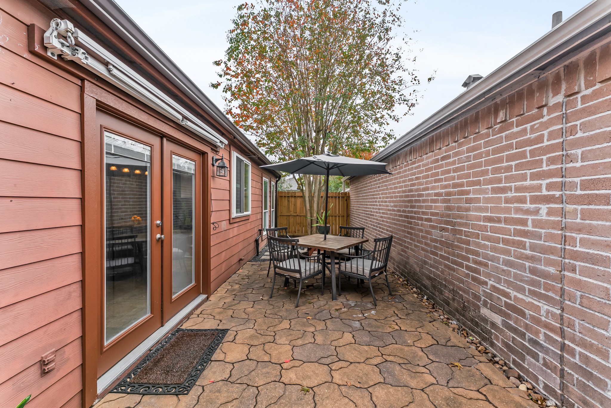 1546 Beaconshire Houston, TX 77077 - Photo 13 of 29 a backyard of a house with outdoor seating