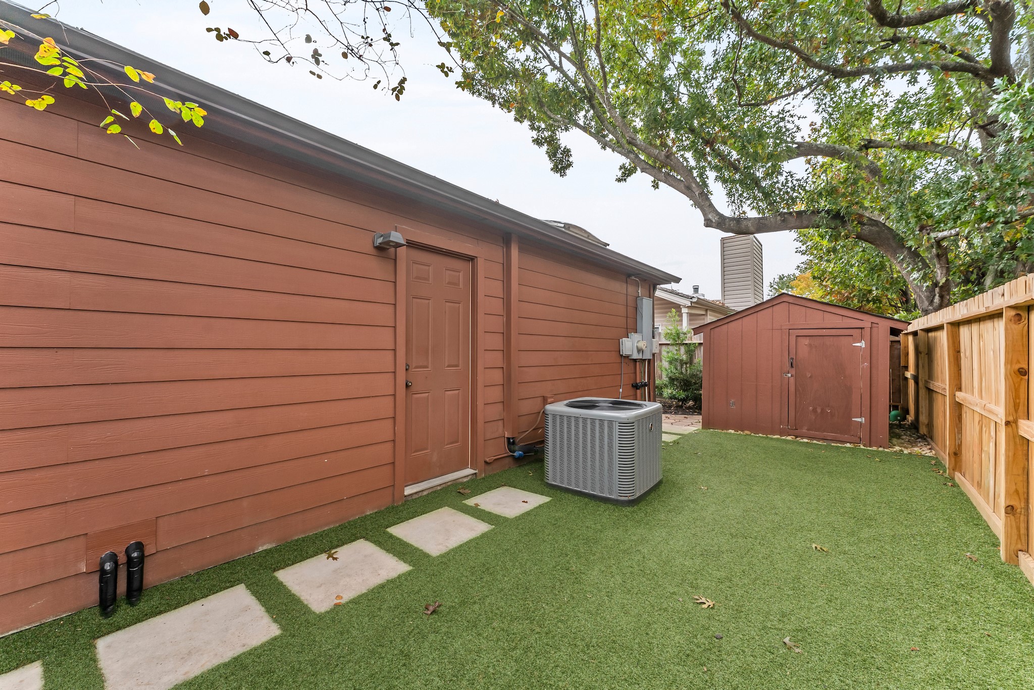 1546 Beaconshire Houston, TX 77077 - Photo 15 of 29 a backyard of a house with lots of green space