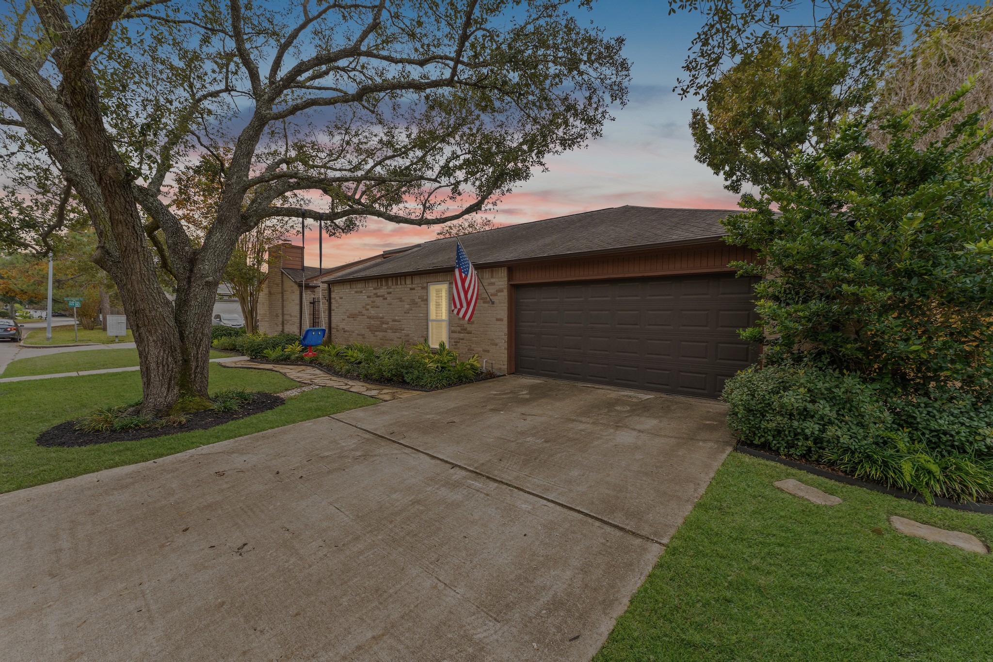 1546 Beaconshire Houston, TX 77077 - Photo 29 of 29 a front view of house with yard
