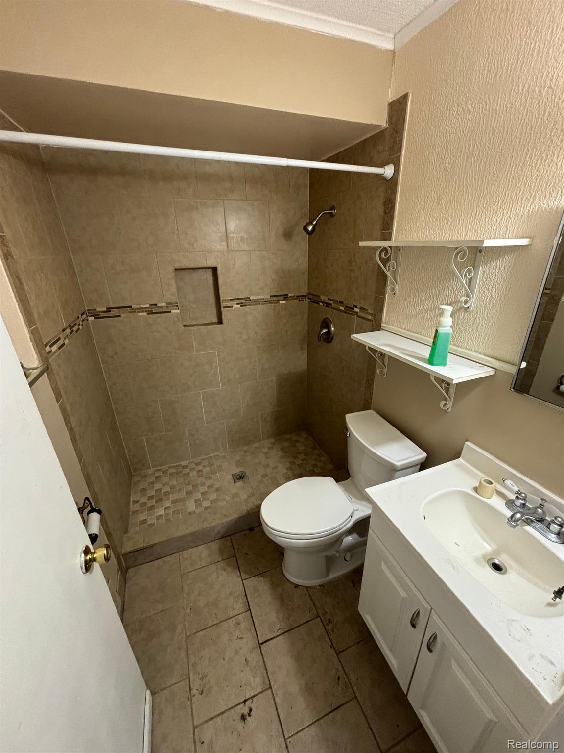 2581 Emmons Avenue Rochester, MI 48307 - Photo 6 of 15 Gallery Image 6